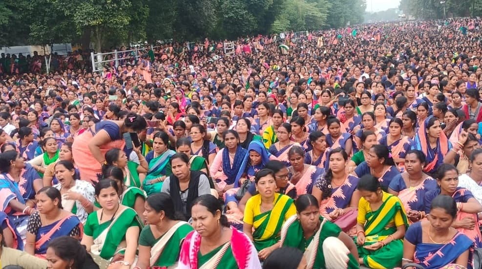 Bhubaneswar News: मिशन शक्ति की कार्यकर्ताओं ने भुवनेश्वर में किया प्रदर्शन, बोलीं-वेतन नहीं मिलने से परिवार के समक्ष भरण-पोषण का संकट