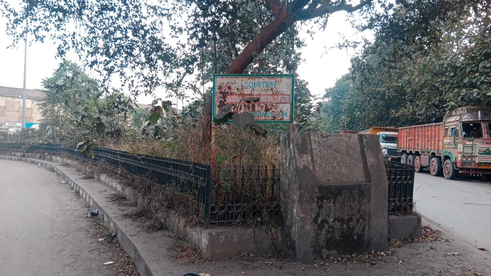 Sundergarh News: किरेई बाइपास चौक पर बनी राष्ट्रपिता महात्मा गांधी की प्रतिमा जर्जर, पार्क की हालत भी दयनीय