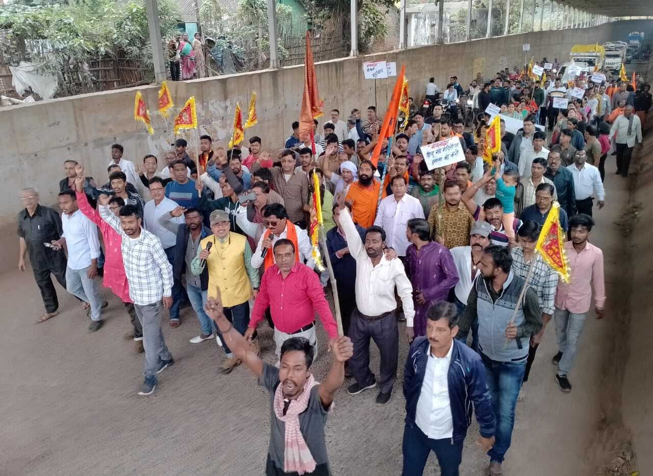 East Singhbhum : बांग्लादेश में हिंदुओं पर अत्याचार से आक्रोश, चाकुलिया में निकली प्रतिवाद यात्रा, स्वामी हसानंद गिरि ने की मांग- सेना को भेजकर हिंदुओं को बचाये भारत सरकार