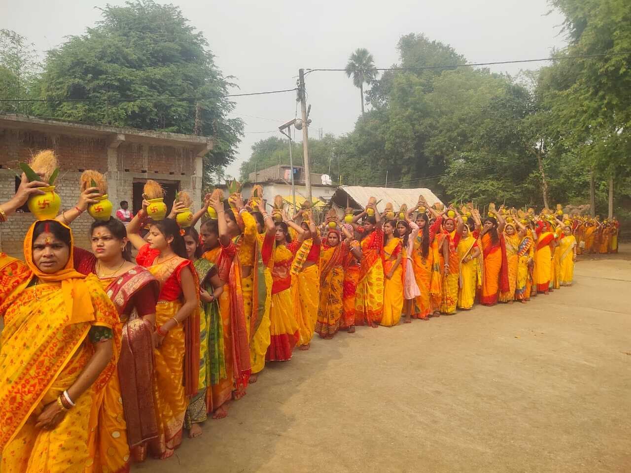 East Singhbhum : डुमरिया में नौ कुंडीय गायत्री महायज्ञ पर निकली कलश यात्रा, गायत्री मंत्र को बताया सबसे शक्तिशाली