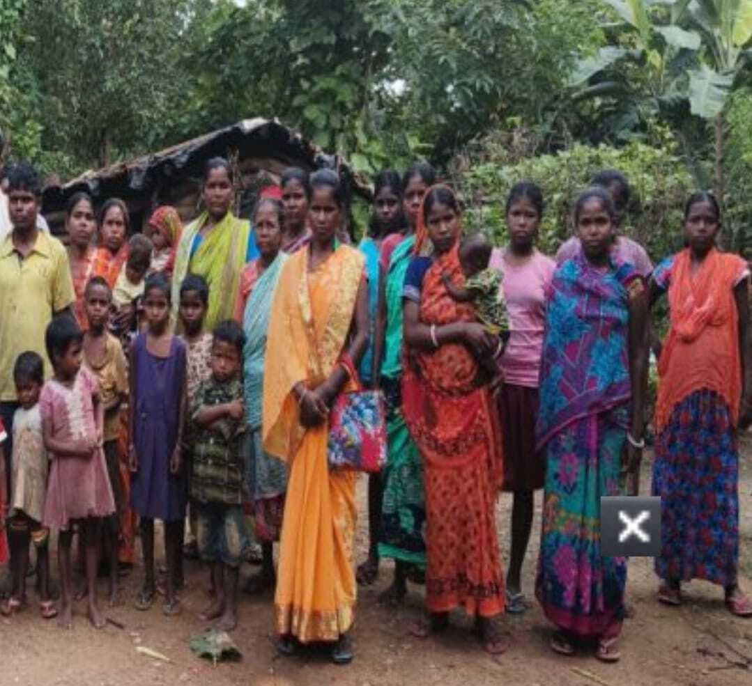 Chaibasa News : 32 बिरहोर परिवार की स्थिति दयनीय, रस्सी बनाकर जीवन यापन कर रहे