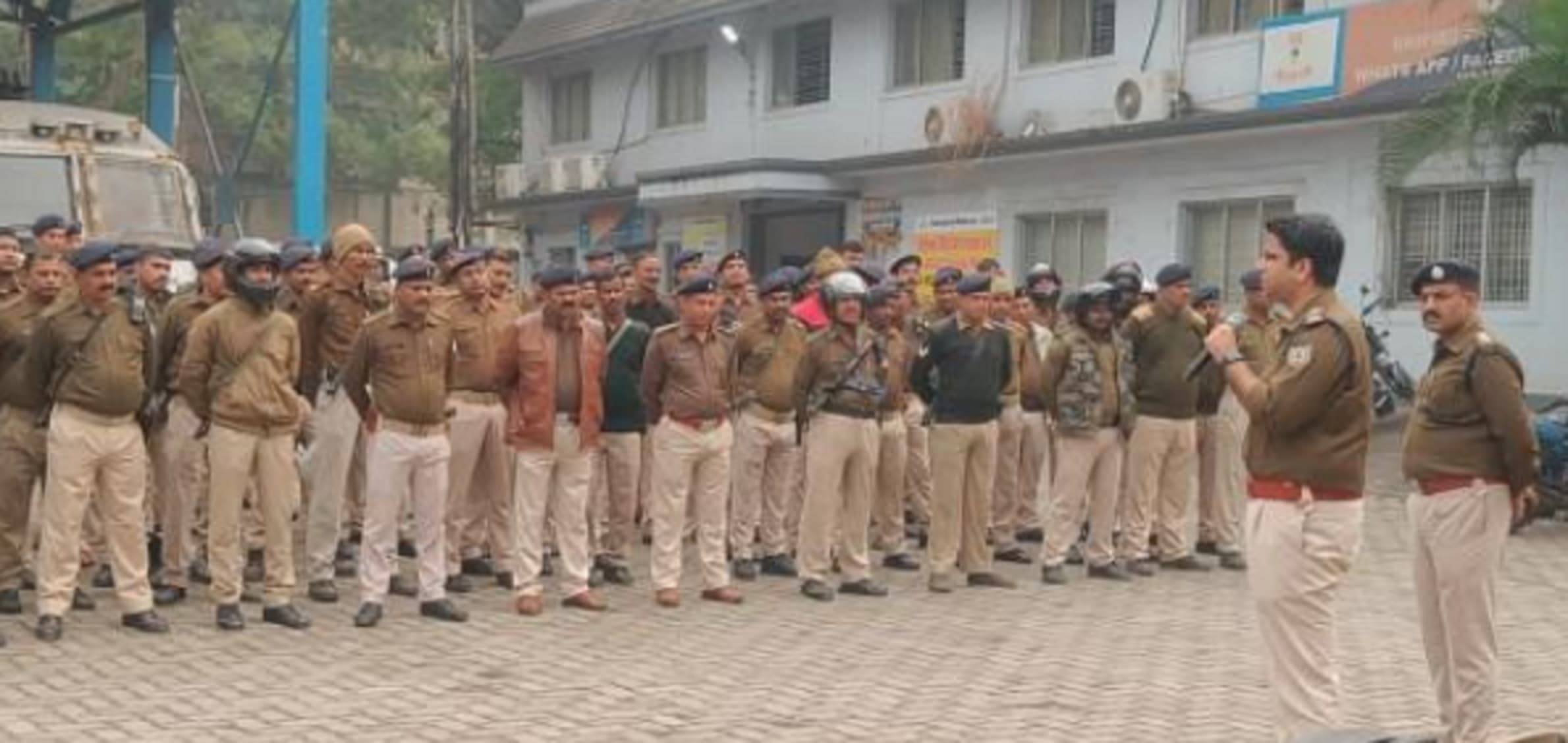 Jamshedpur News : क्षेत्र में गश्त बढ़ाये, अड्डेबाजी और अपराधियों पर रखें नजर : सिटी एसपी