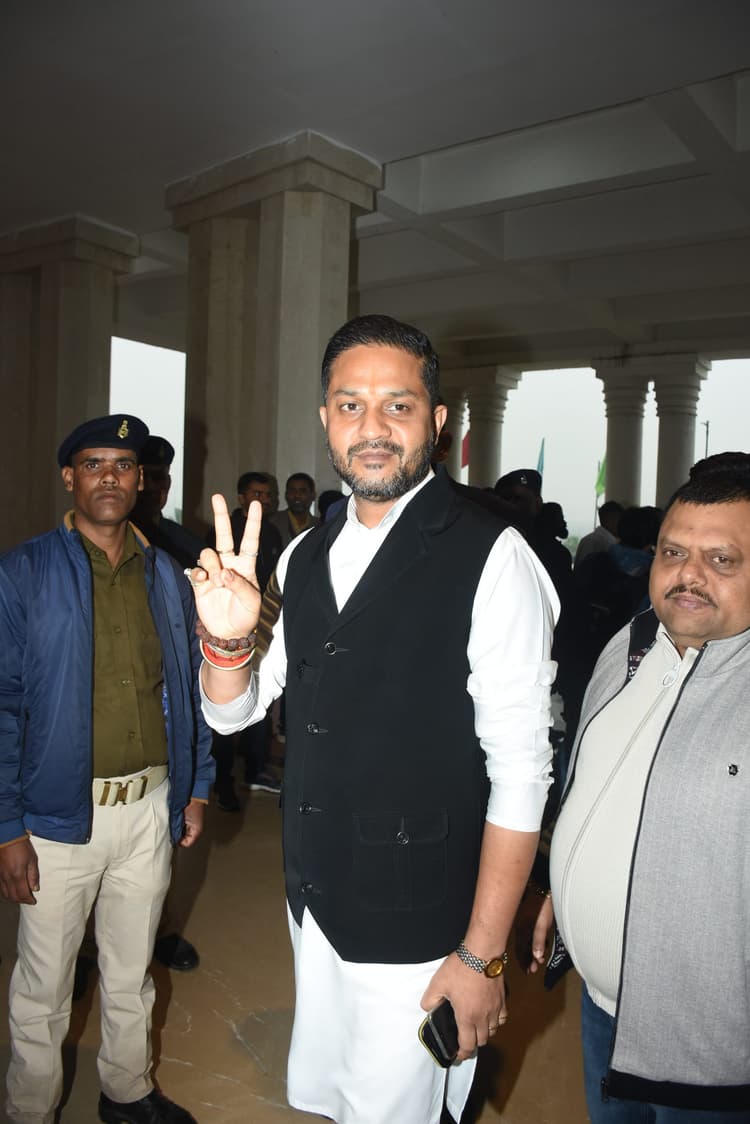 ranchi news : झारखंड विधानसभा पहुंचे माननीयों का स्वैग