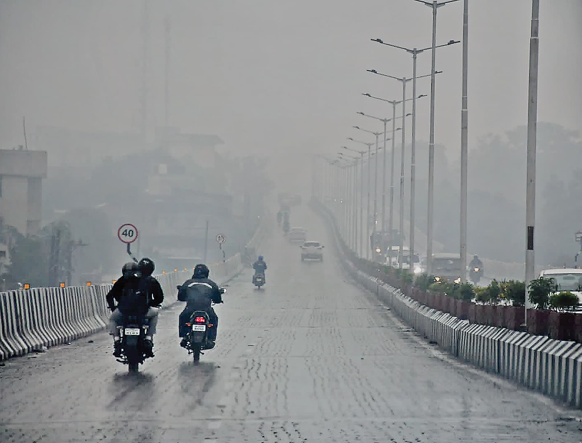 Jharkhand Weather News : बेमौसम बारिश से कनकनी और धुंध, आधा दर्जन से अधिक विमान नहीं उड़े