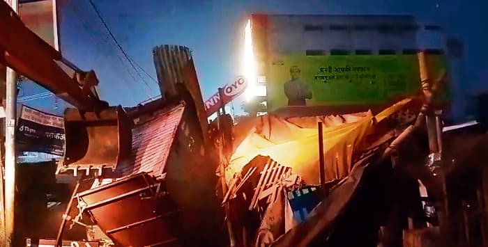 अतिक्रमण पर नप प्रशासन ने चलाया बुलडोजर, वसूला जुर्माना