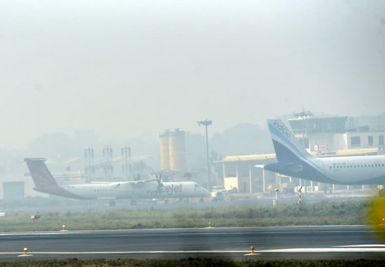 Patna News : दिल्ली से शिलांग जा रहे स्पाइसजेट विमान के विंडस्क्रीन में आयी दरार, पटना में हुई इमरजेंसी लैंडिंग