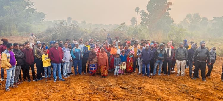 Dhanbad News : एनटीपीसी के सोलर पावर प्लांट काम रैयतों ने रोका