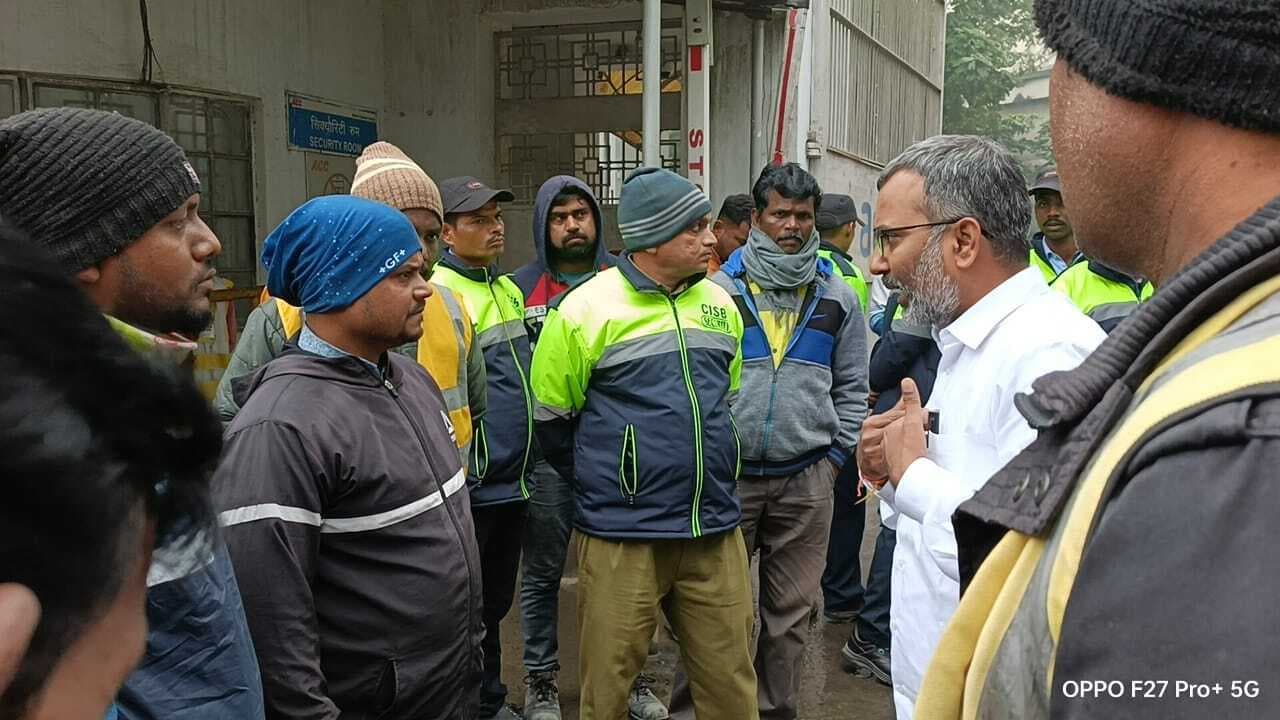 Dhanbad News : अदानी एसीसी सीमेंट फैक्ट्री के ठेका मजदूरों ने किया गेट जाम, समझौता