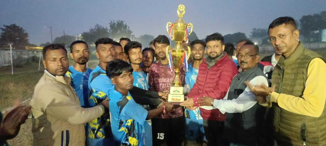 Chaibasa News : कुम्हार टोली को हरा पुरुलिया की टीम बनी विजेता