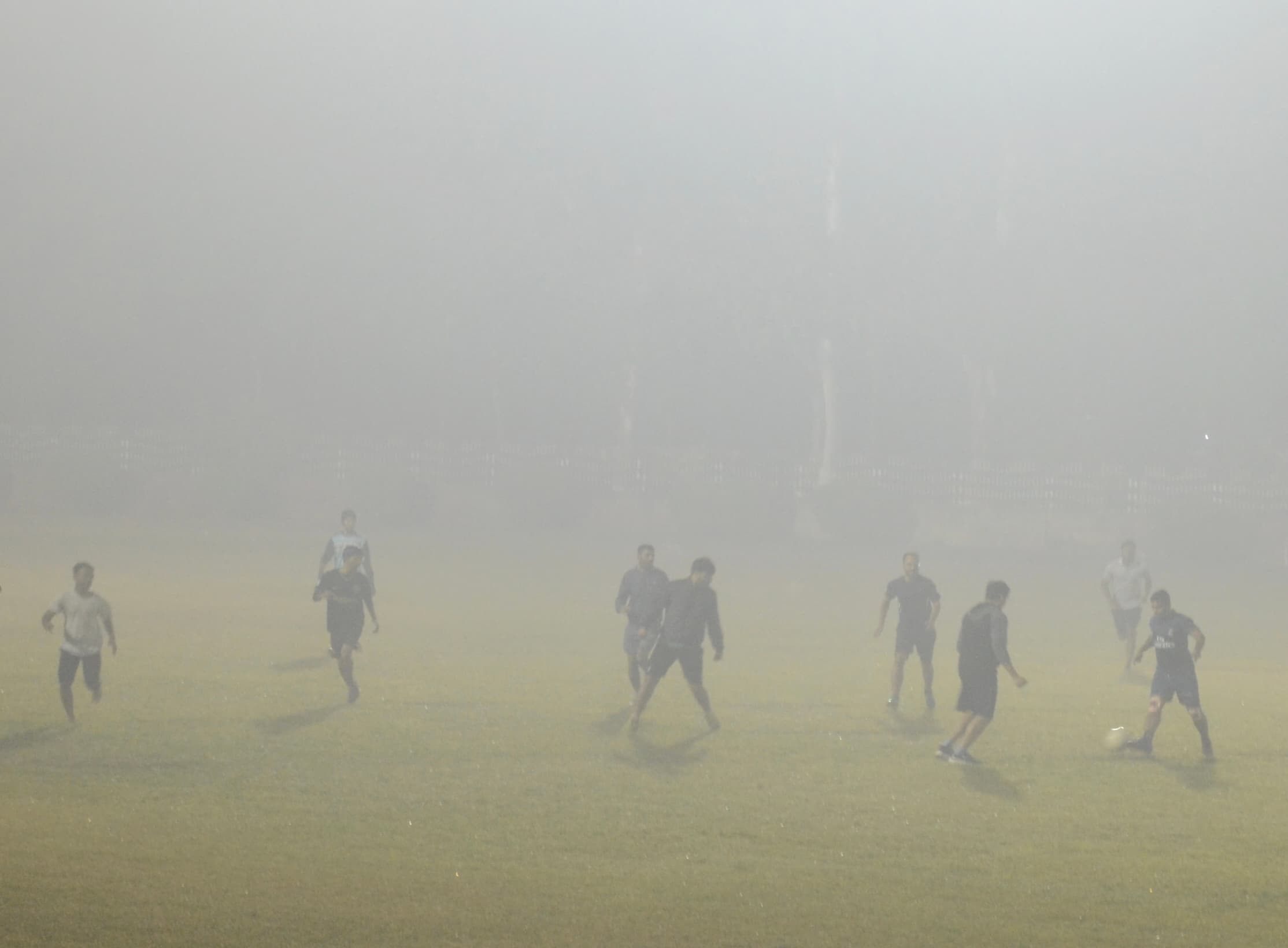 Dhanbad News: बारिश से गिरा तापमान, छाया घना कोहरा