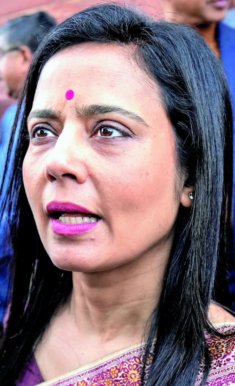 ममता बनर्जी ने तृणमूल सांसद महुआ के खिलाफ सुनीं विधायकों की शिकायतें