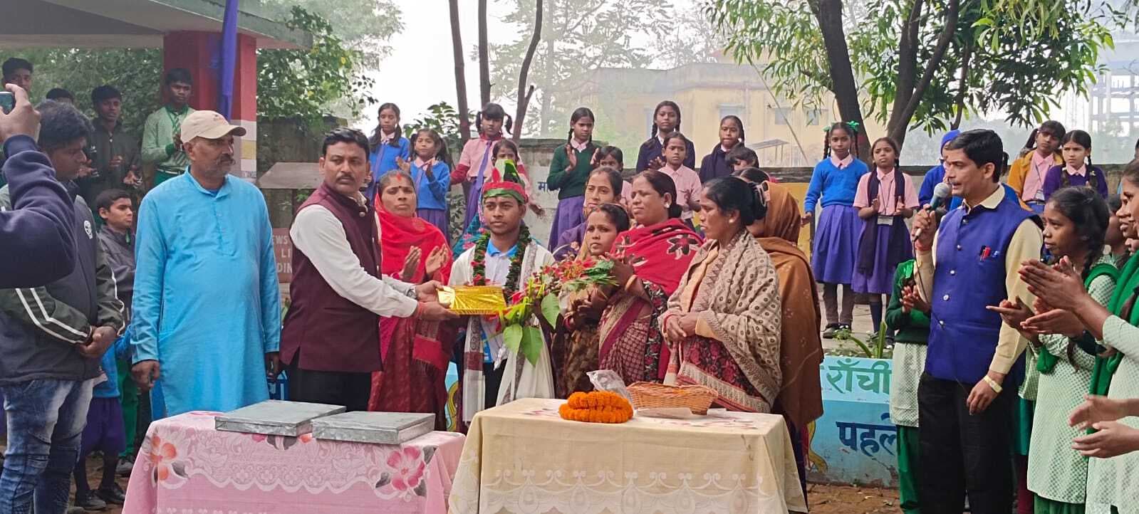 अंतरराष्ट्रीय पैरा थ्रो बॉल स्वर्ण पदक विजेता चंदन लोहरा सम्मानित