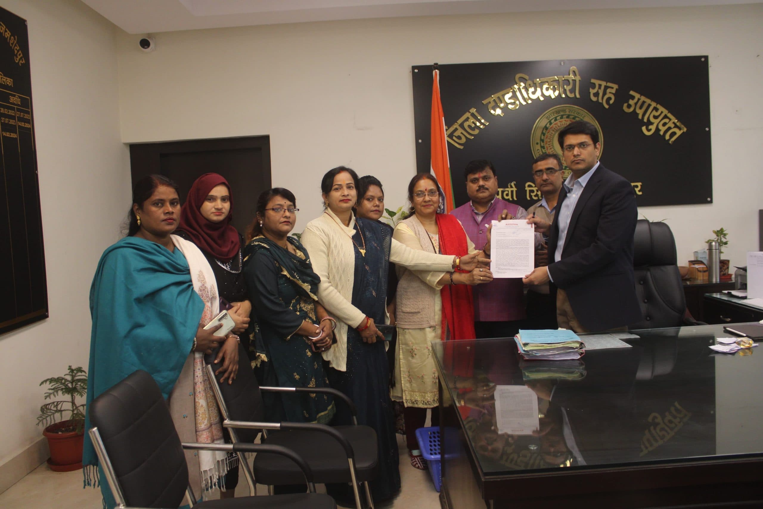 Jamshedpur news. उपायुक्त ने जनता दरबार में सुनी आमजनों की समस्याएं, कार्रवाई का आश्वासन