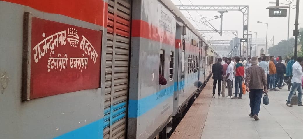 प्लेटफार्म खाली नहीं, इंटरसिटी सहित कई ट्रेन हुई विलंब