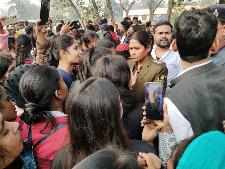 मांगों को लेकर सड़क पर उतरी छात्राएं, किया प्रदर्शन