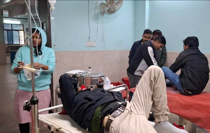 ट्रक की ठोकर से बाइक सवार दो जख्मी