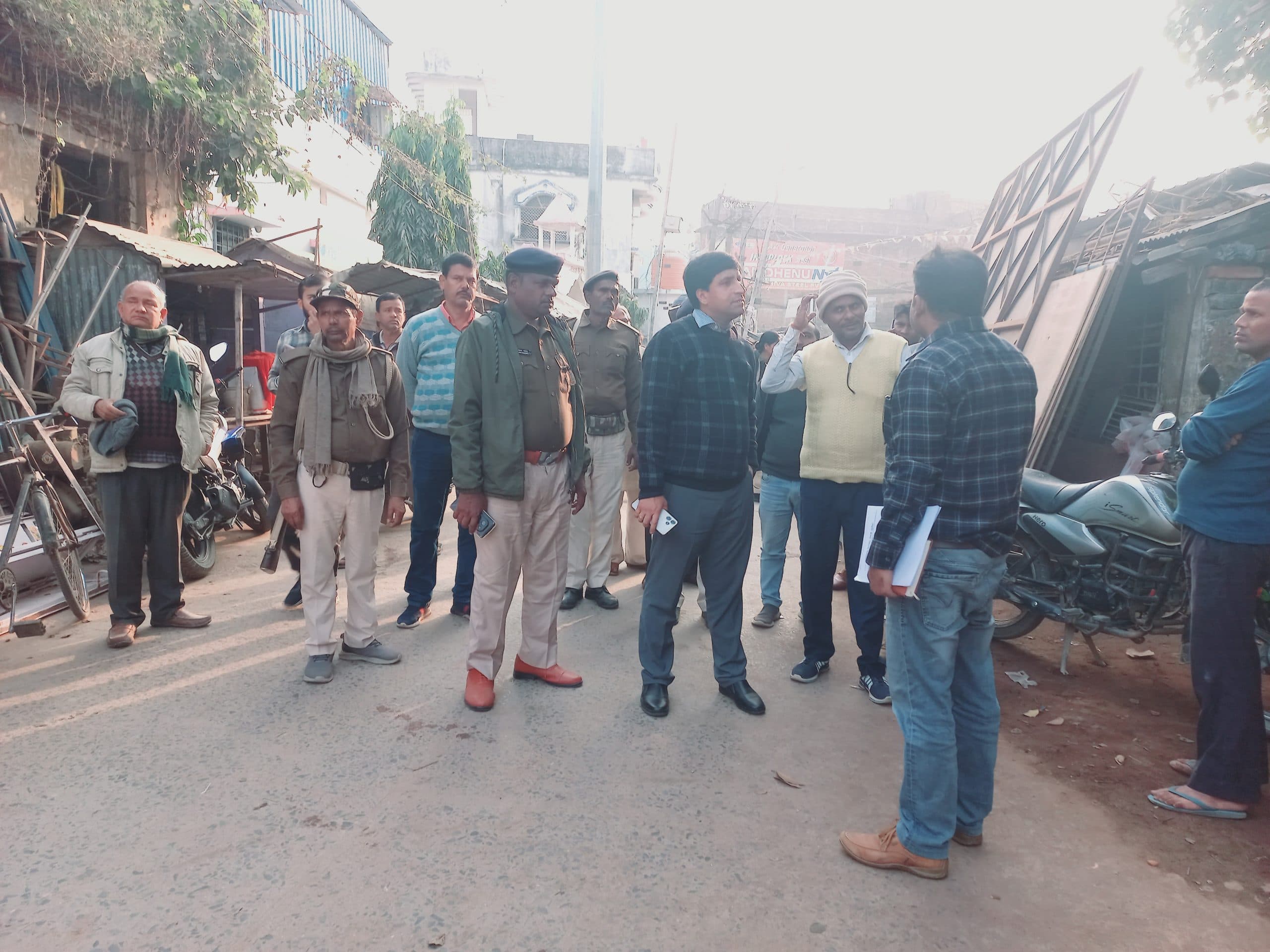 सरकारी जमीन पर अतिक्रमण करने वालों के खिलाफ होगी कार्रवाई, अधिकारियों ने अतिक्रमित भूमि का लिया जायजा