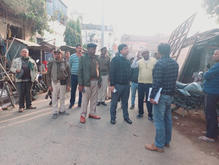 सरकारी जमीन पर अतिक्रमण करने वालों के खिलाफ होगी कार्रवाई, अधिकारियों ने अतिक्रमित भूमि का लिया जायजा