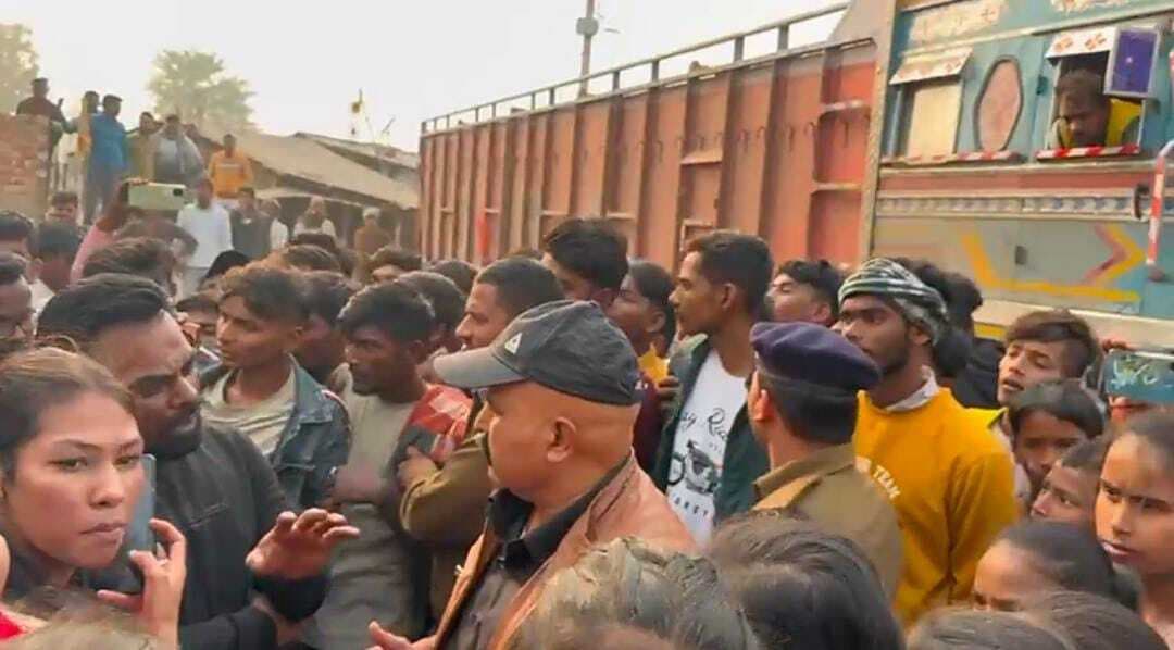 डमी एडमिट कार्ड नहीं मिलने से नाराज छात्र-छात्राओं ने किया सड़क जाम