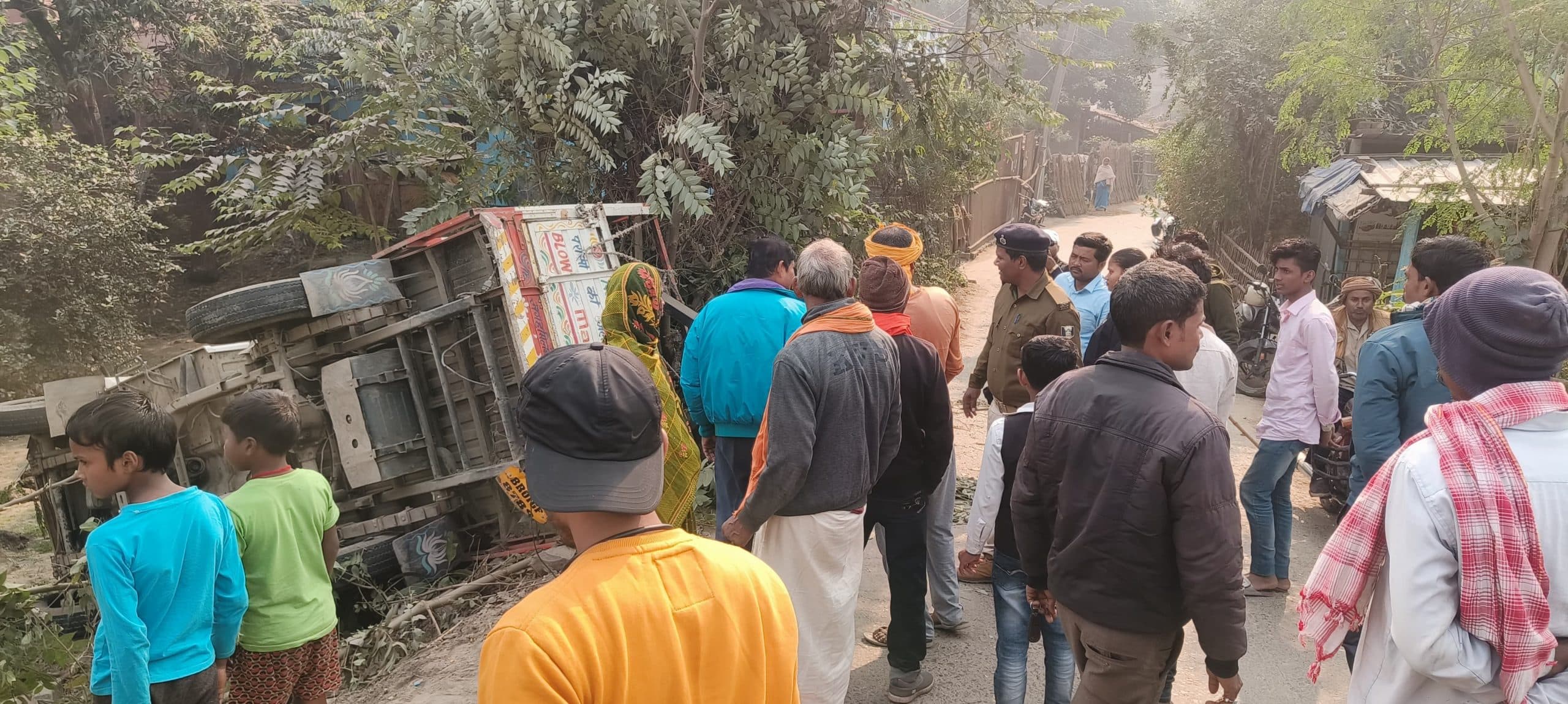 बस व पिकअप की टक्कर में दोनों वाहन क्षतिग्रस्त