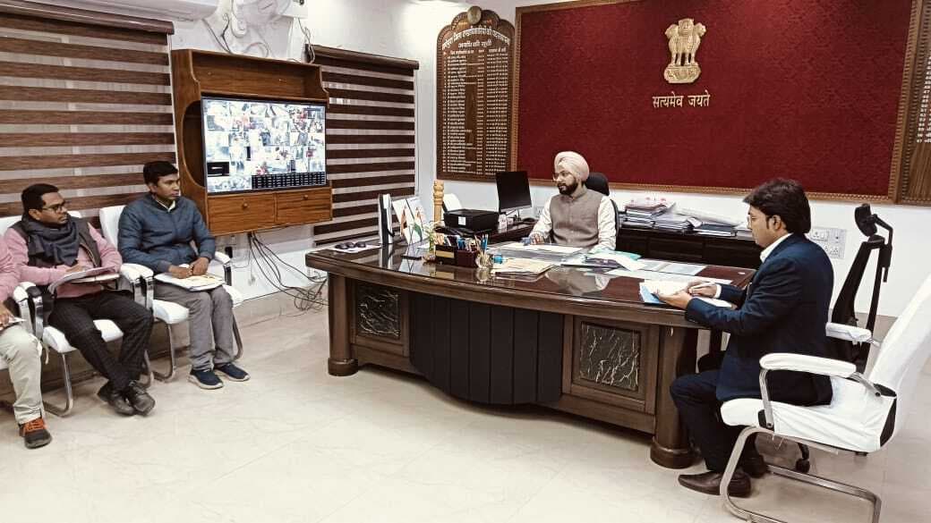 किसानों को निर्धारित दर पर मिले खाद- डीएम