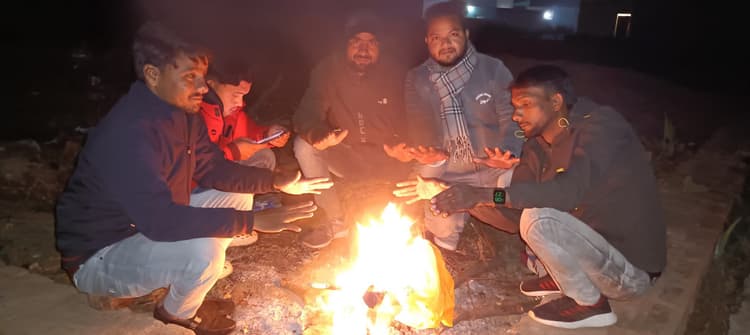 जिले में लगातार गिर रहा तापमान, लोग ले रहे हैं अलाव का सहारा