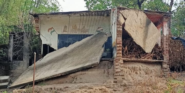 बाढ़ में ध्वस्त होने के बाद से दूसरे स्कूल में संचालित है प्रावि बांसबाड़ी