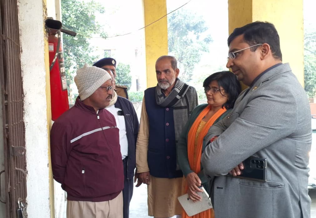 डीएम ने किया ईवीएम वेयर हाउस का आंतरिक निरीक्षण