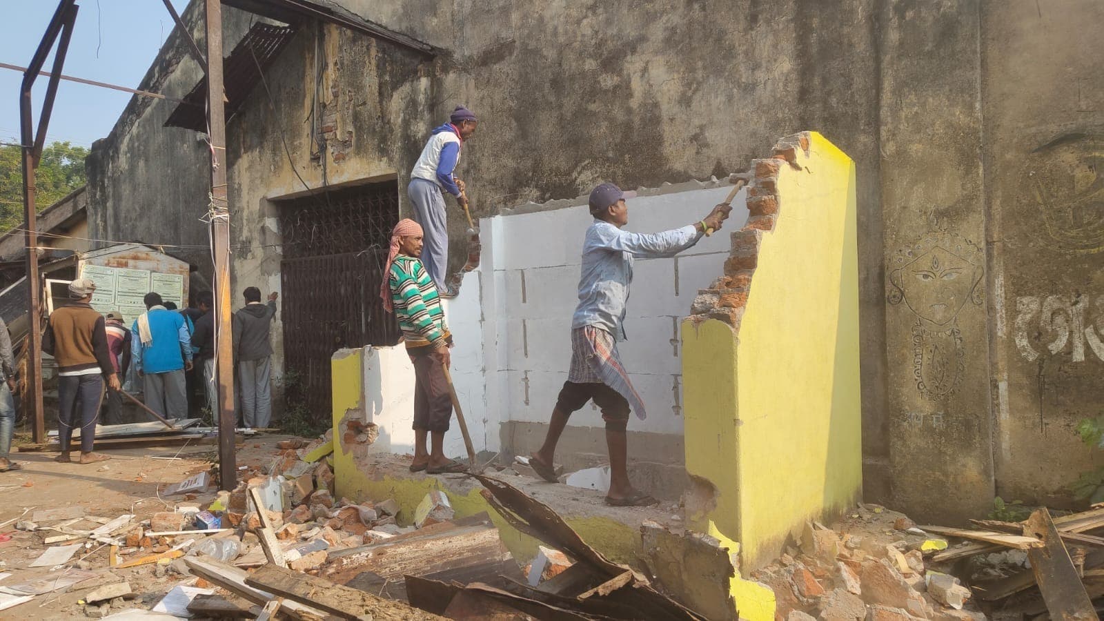 आमलादही मार्केट में अवैध दुकानों किया गया ध्वस्त