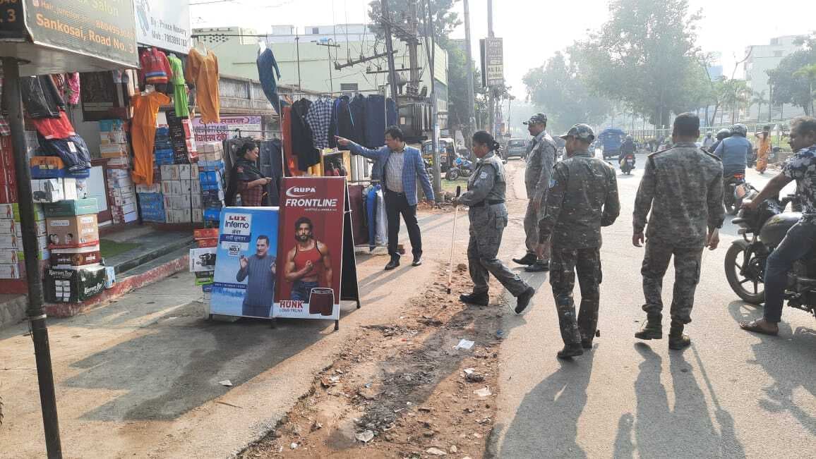 मानगो में तीसरी बार हटाये गये 48 दुकानदार, प्लास्टिक कंटेनर व बोरा जब्त