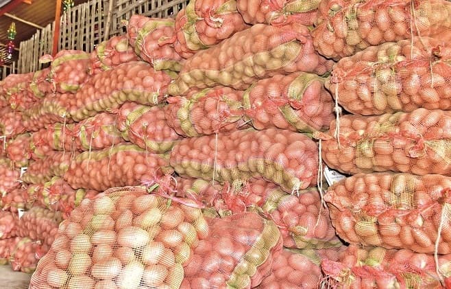 Jamshedpur News : आलू की आवक नहीं हुई सामान्य, ज्यादा दाम पर खरीद रहे लोग