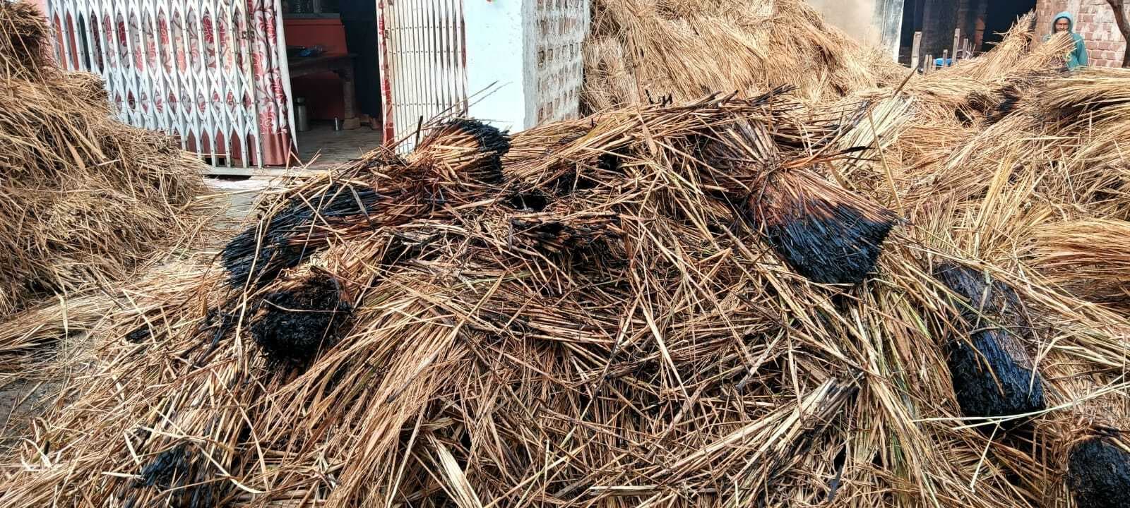 खलिहान पर आग लगने से पुआल जलकर हुआ राख