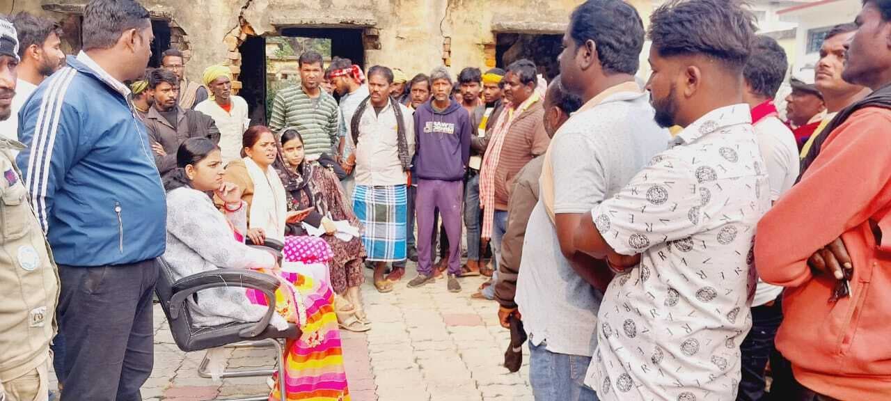 नगर पंचायत के सफाई कर्मियों ने कूड़ा कचरा लेकर किया प्रदर्शन