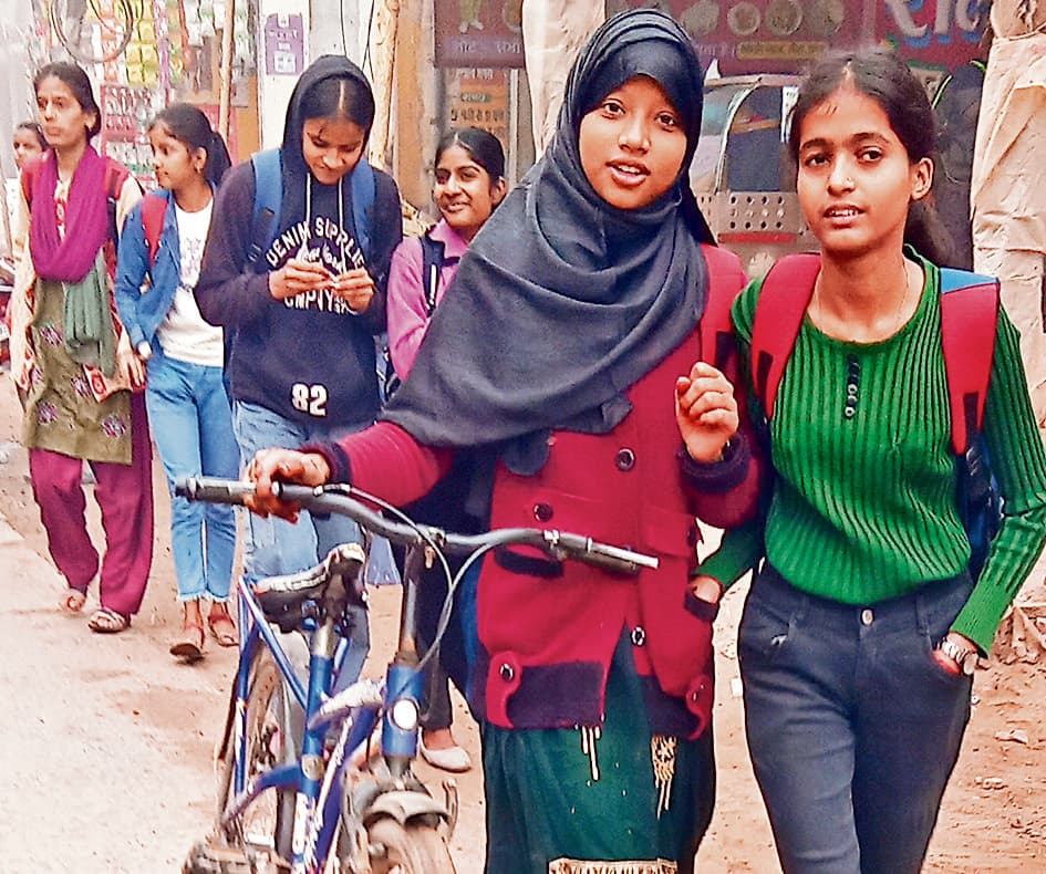 Chhapra News : सुबह और शाम में गिर रहा पारा, गलन से बढ़ी परेशानी