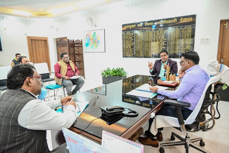 Deoghar News : सीएसआर से स्वास्थ्य, शिक्षा व पर्यावरण के क्षेत्र में जमीनी स्तर पर करें काम : डीसी