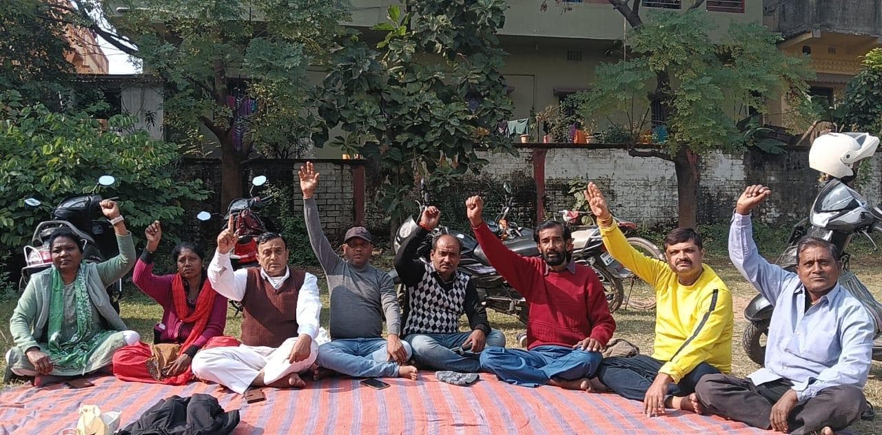 जामताड़ा कॉलेज के शिक्षकेतर कर्मियों ने दिया धरना