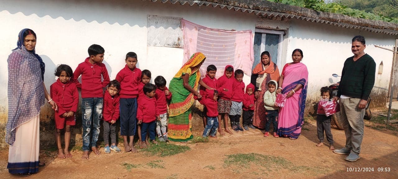 आंगनबाड़ी केंद्र के बच्चों के बीच स्वेटर वितरित