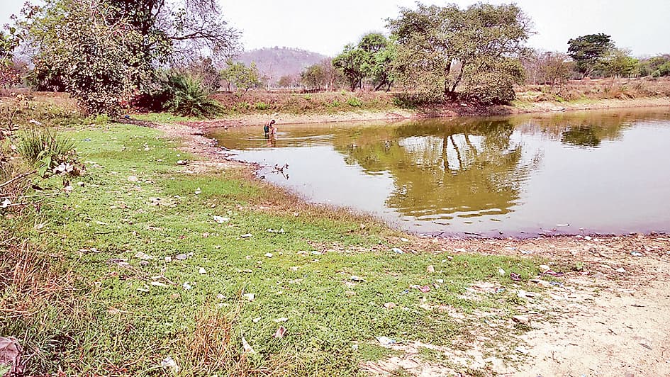 तालाब के एक हिस्से की भराई को लेकर दर्ज हुई प्राथमिकी