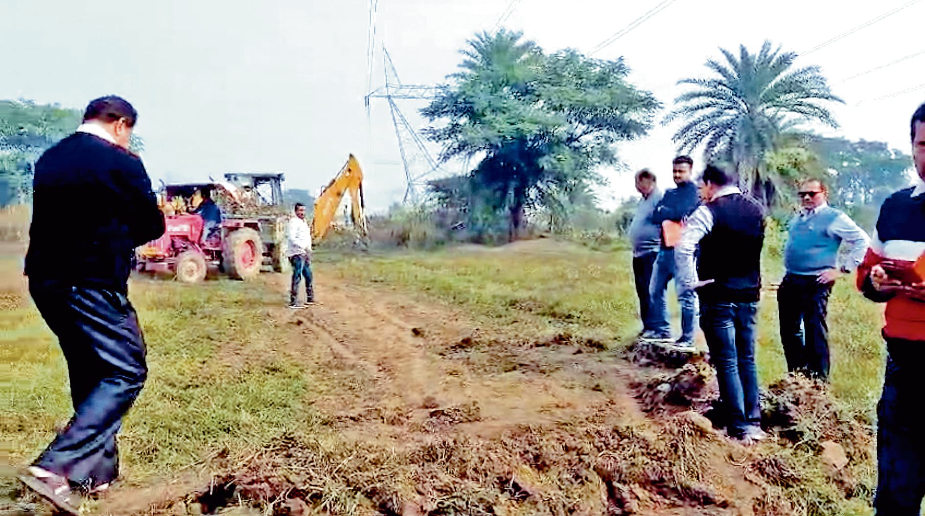 निजी जमीन पर सड़क बनाने की कोशिश का लगा आरोप