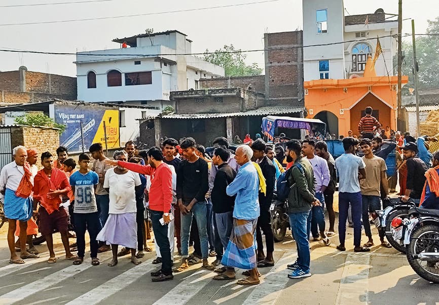 विपरीत दिशा से जा रही बस ने सड़क पार कर रहे युवक को कुचला, रेफर