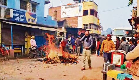 Hajipur News : महनार में शराब धंधेबाज को गिरफ्तार करने पर जाम सड़क, पुलिस पर पथराव