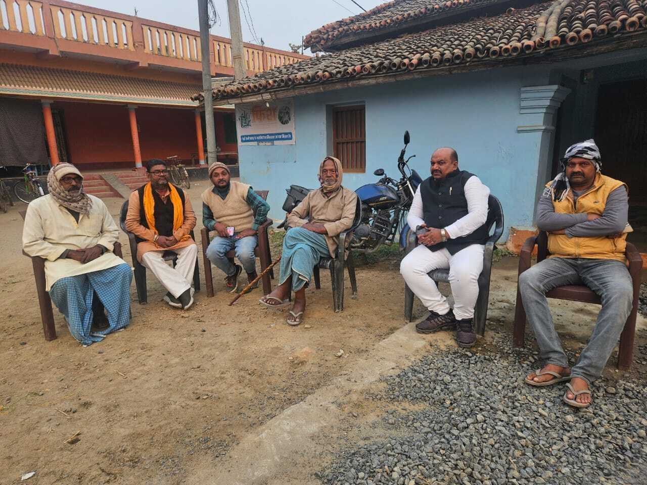 भाजपा नेता ने किया क्षेत्र भ्रमण, सुनी लोगों की समस्याएं