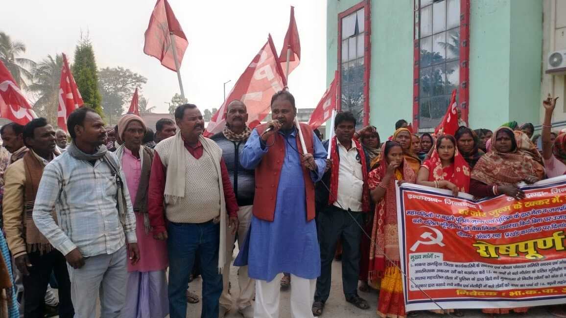 विभिन्न मांगों को ले भाकपा नेताओं ने किया धरना प्रदर्शन
