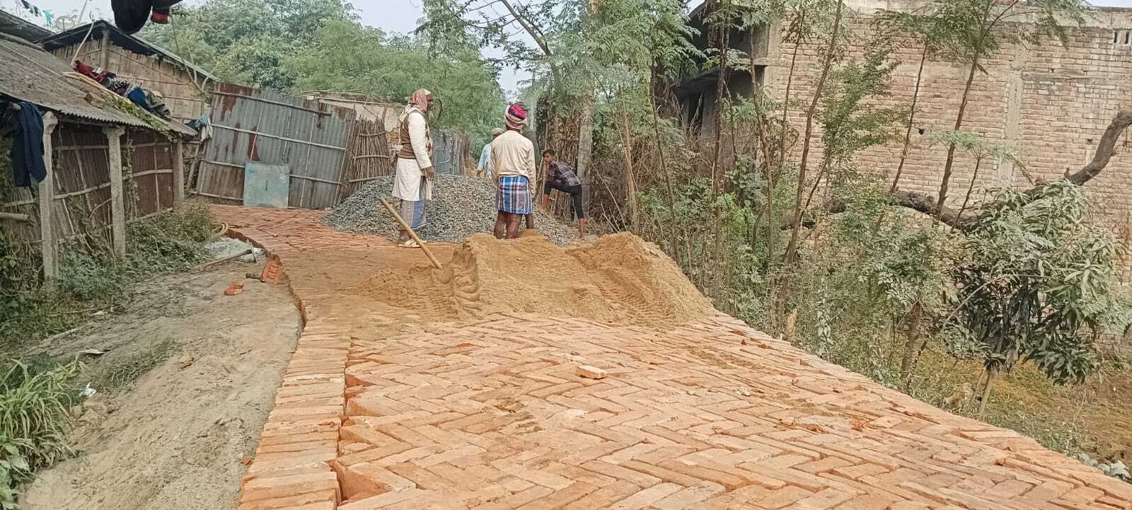 बलैठा में हो रहा सड़क निर्माण कार्य, ग्रामीणों में खुशी