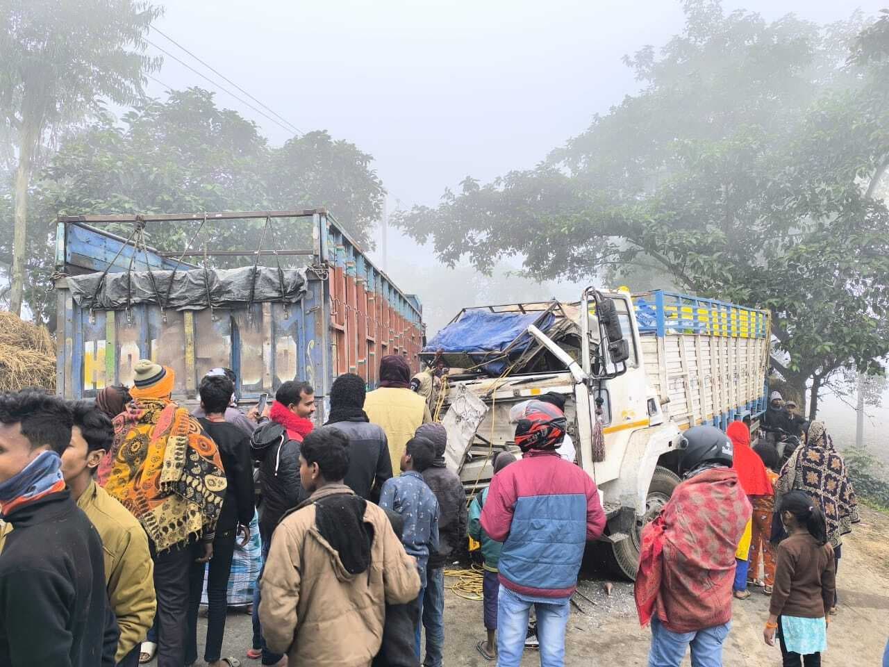 दो ट्रकों की भिड़ंत में एक चालक गंभीर रूप से घायल