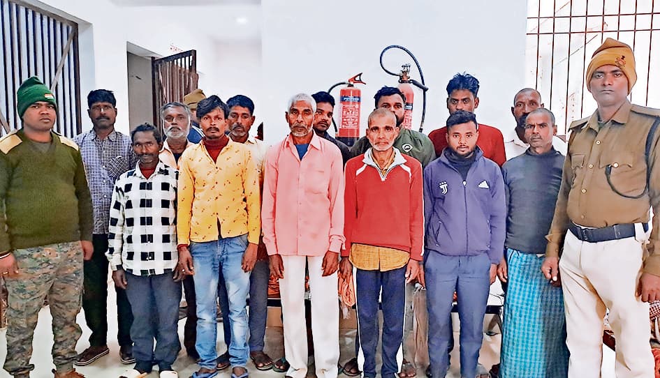 छापेमारी अभियान में तस्कर समेत 17 धराये