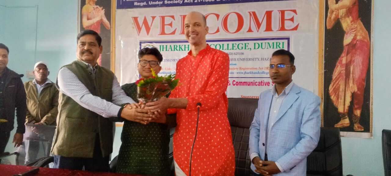 Giridih News: झारखंड कॉलेज पहुंचे कैलिफोर्निया विश्वविद्यालय के प्रोफेसर ने छात्रों को क्या बताया...