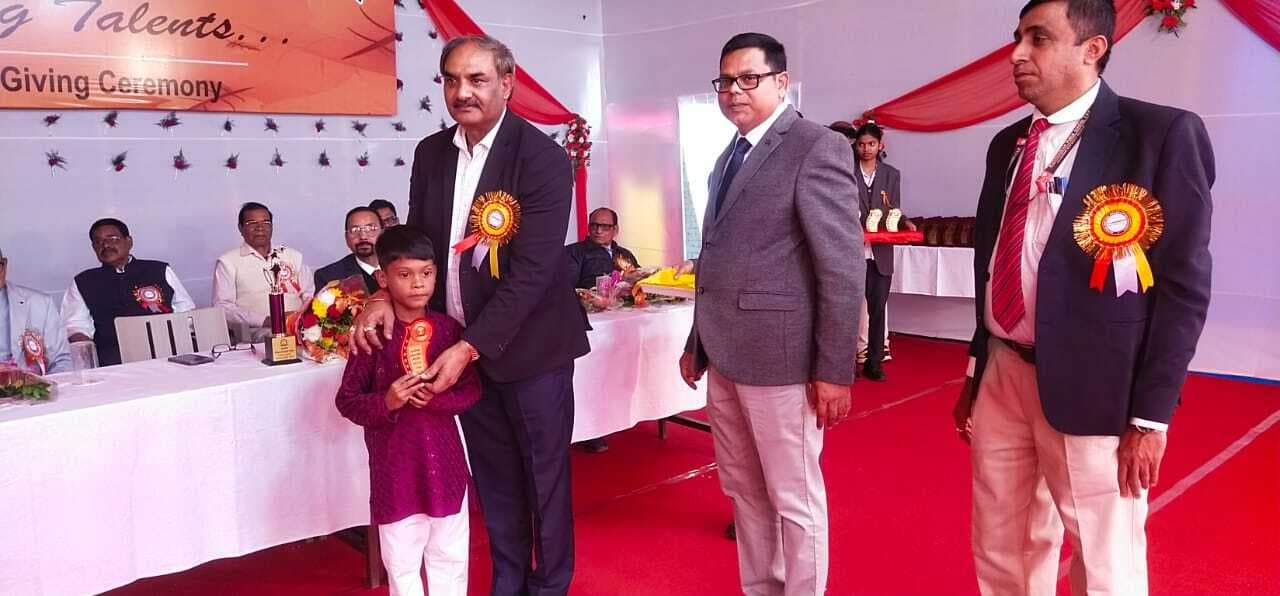 Chaibasa News : बेहतर शिक्षा प्राप्त कर आगे बढ़ें बच्चे, देश-प्रदेश का नाम रोशन करें : आयुक्त