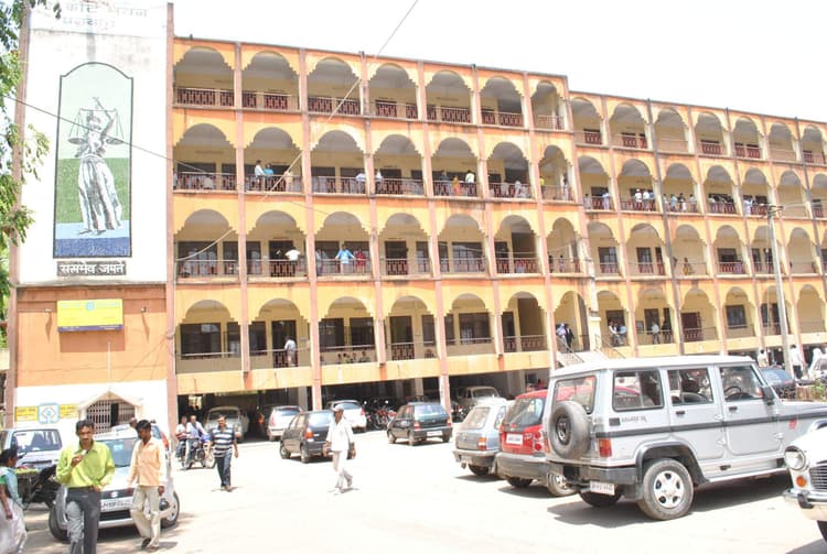 Dhanbad News : पति व बेटे के साथ मिलकर कर देह व्यापार कर रही थी महिला,  अदालत ने सुनायी पांच वर्ष कैद की सजा