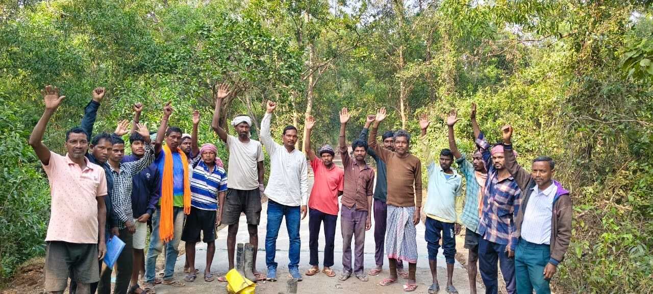 Chaibasa News : कम मजदूरी व मशीन से काम का ग्रामीणों ने किया विरोध, काम बंद कराया